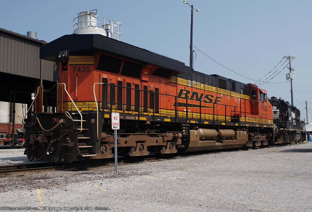 BNSF 7435